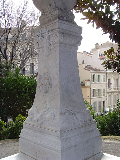 Vue du monument commémoratif à A.F. Marion.