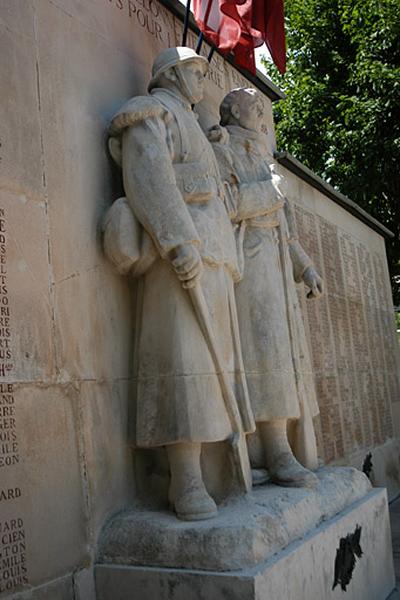 Vue générale du groupe sculpté de profil, le soldat de gauche au premier plan est sans doute un fantassin. Il porte la musette sur le côté et la pelle de tranchée.