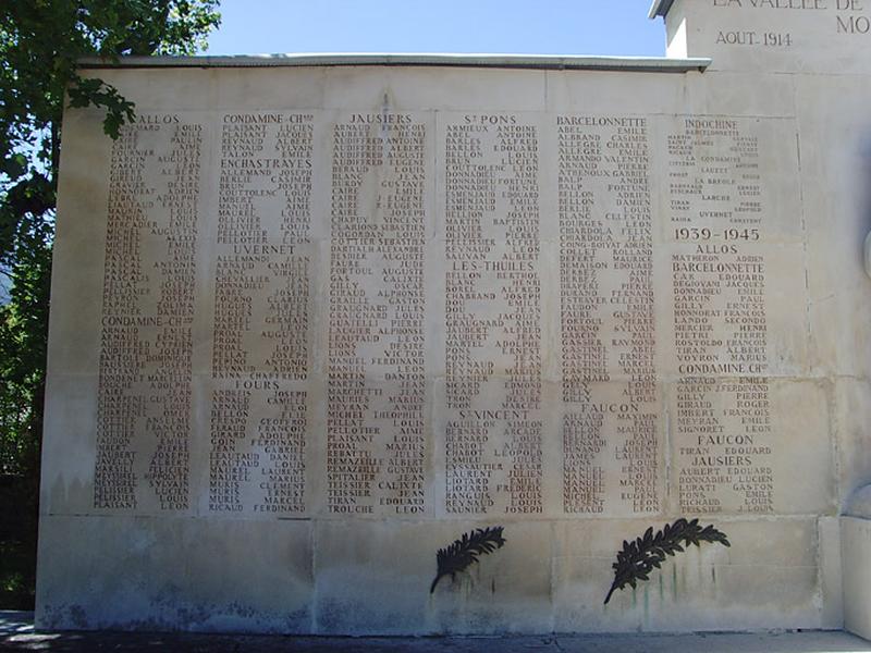 Vue générale des listes des morts - côté gauche. D'autres inscriptions ont été gravées : les morts de la guerre de 1939-1945 et ceux de la guerre d'Indochine.