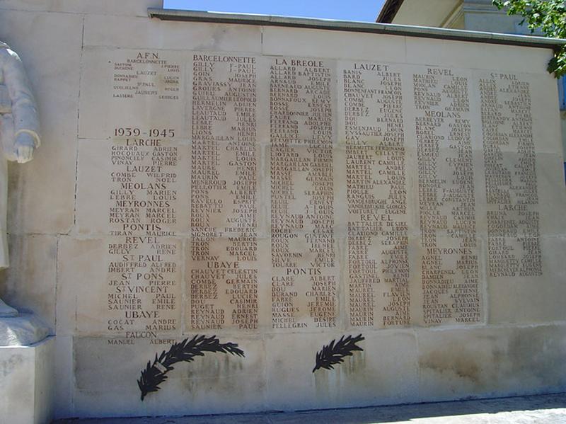 Vue générale des listes des morts - côté droit - De nouvelles inscriptions ont été gravées après la guerre de 1939-1945 -les anciens combattants d'Afrique Française du nord (AFN).