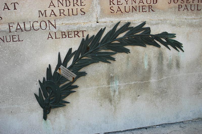 Vue d'une des quatre palmes ponctuent la base du mur ; l'une d'elle porte un cartel gravé " 47ème congrès AMAC - Hautes Alpes et Ubaye - juin 1980 ".