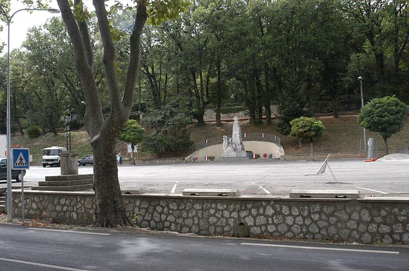 Vue générale de la place de la Résistance depuis la route.