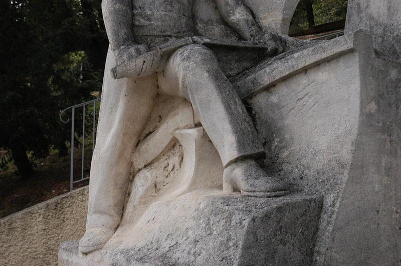 Vue du jeune homme, de ses deux mains il brise sur sa cuisse une épée. Derrière sa jambe droite, se trouve une enclume pour évoquer la fabrication des armes. Le commanditaire, Victorin Maurel, maire et instituteur, rend un hommage discret à son père forgeron.