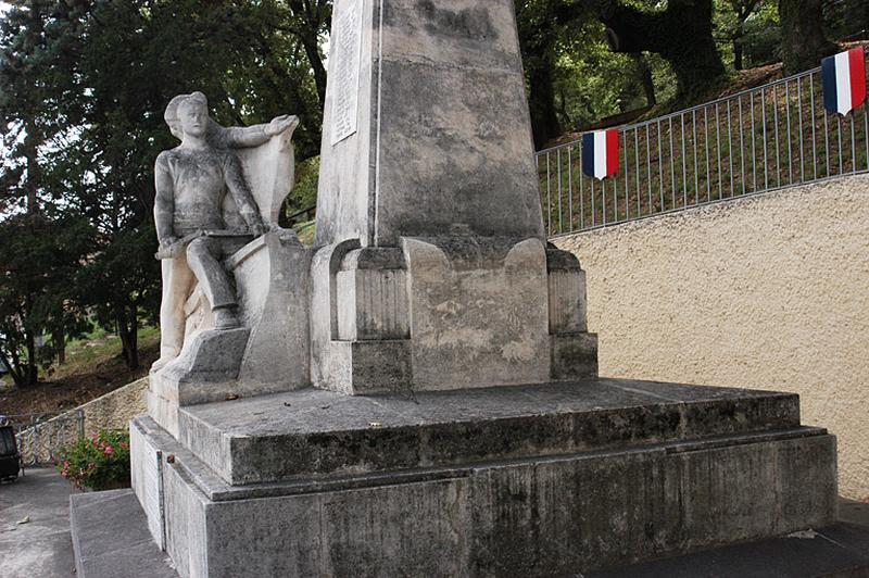 Vue du jeune homme de face.