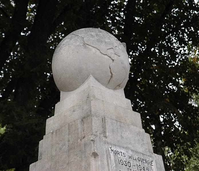 Vue de la partie supérieure de l'obélisque, ornée d'un globe terrestre avec, en relief, la silhouette des deux Amériques.