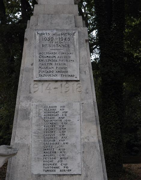 Vue de la face antérieure de l'obélisque, portant la plaque en marbre blanc avec la liste des morts. Une seconde plaque a été ajoutée pour les morts de la guerre et de la Résistance de 1939-1945.