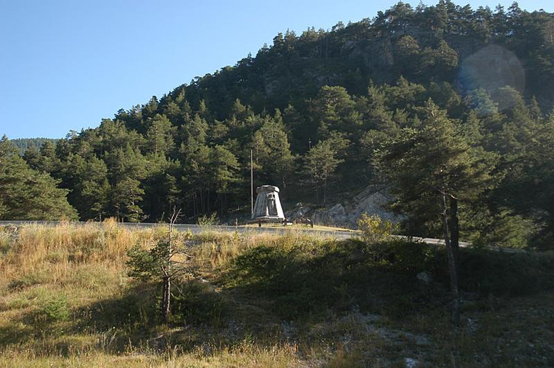 Vue générale au sud, depuis la route en contre bas.