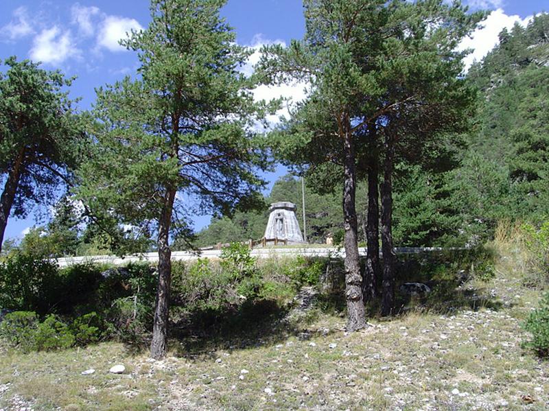 Vue générale, en contre bas du tertre.