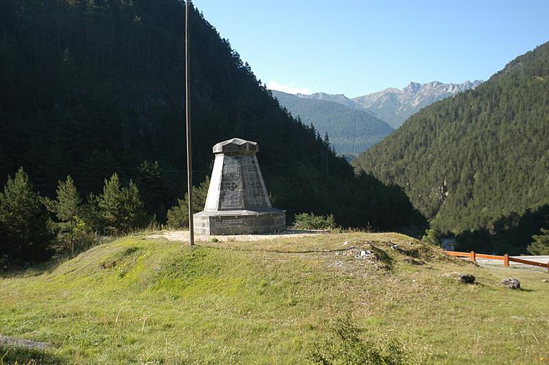 Vue générale, face postérieure, le début de la vallée est en second plan.