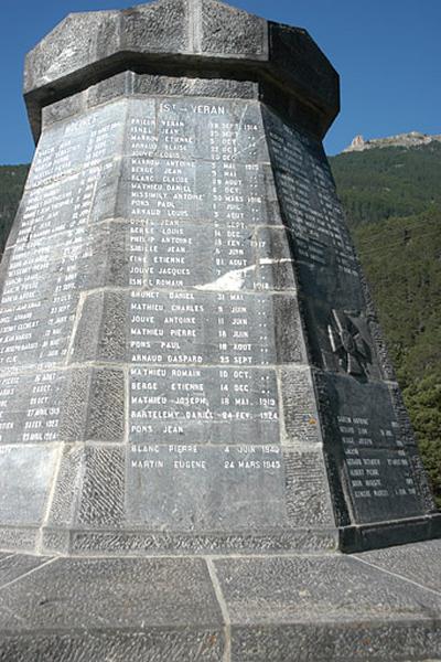 Vue d'une des faces de l'octogone, liste des morts de Saint-Véran.