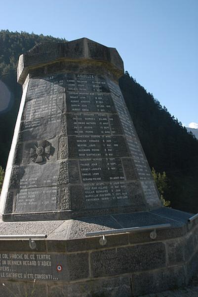 Vue d'une des faces de l'octogone, liste des morts de Aiguilles.