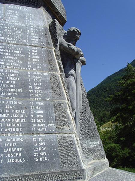 Vue d'une des faces de l'octogone, liste des morts d' Arvieux.