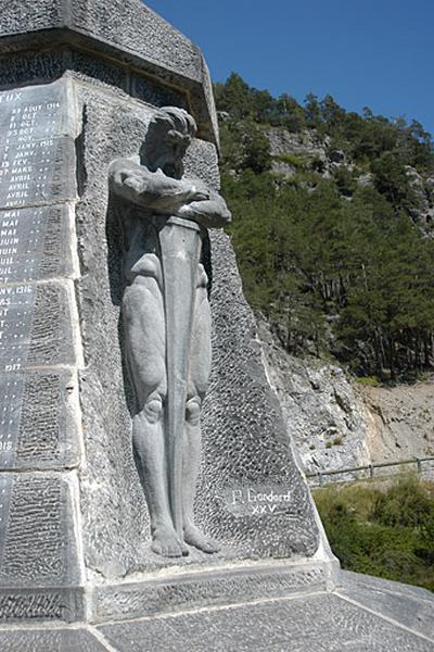 Vue de la statue du gaulois taillée dans une seule pierre concave, la date et la signature du sculpteur P.GONDARD / XXV.