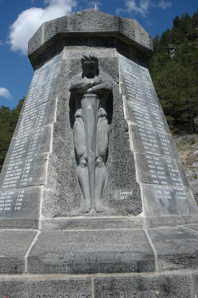 Vue de la statue du gaulois de face.