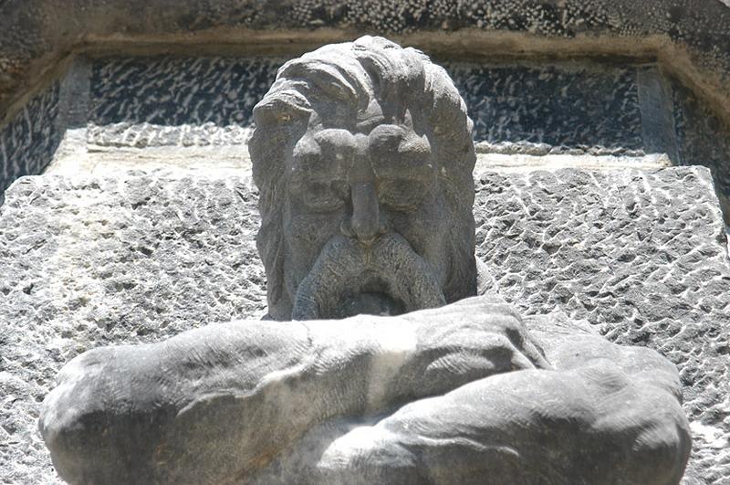 Vue de la date et la signature du sculpteur situées sur le soubassement, XXVI correspond à l'année d'inauguration.