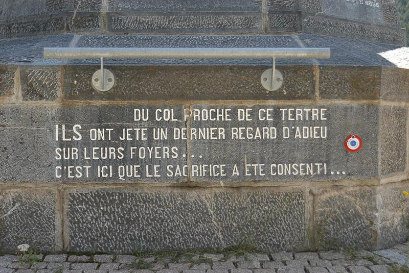 Vue des inscriptions sur la face postérieure du monument, une des phrases du discours d'inauguration prononcé par Maurice Toy-Riont, conseiller général du canton d'Aiguilles.