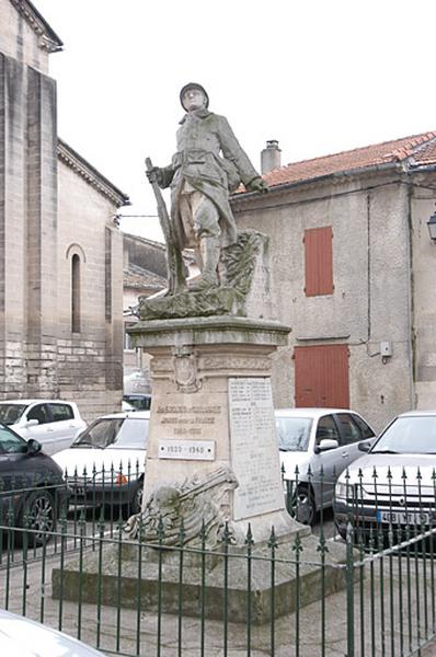 Vue générale du poilu de trois quart.