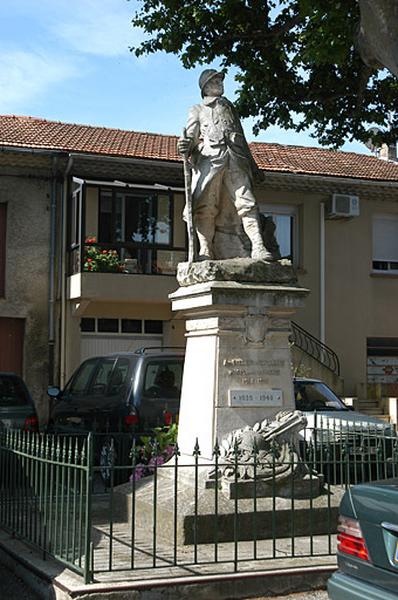 Vue générale du poilu de trois quart.