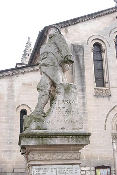 Vue générale du poilu de profil.