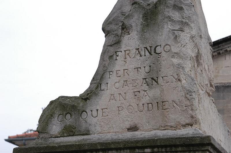 Vue rapprochée de la dédicace inscrite en provençal sur le rocher " France, les cabanais ont fait ce qu'ils pouvaient ".