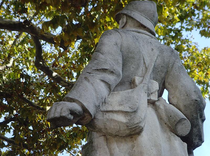 Vue du poilu de dos, il porte en bandoulière la musette et la gourde, une troisième cartouchière est placée dans son ceinturon.