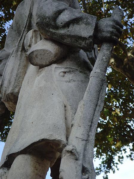 Vue du poilu de côté, détail du bouton qui permet de relever le pan du manteau pour marcher plus facilement.