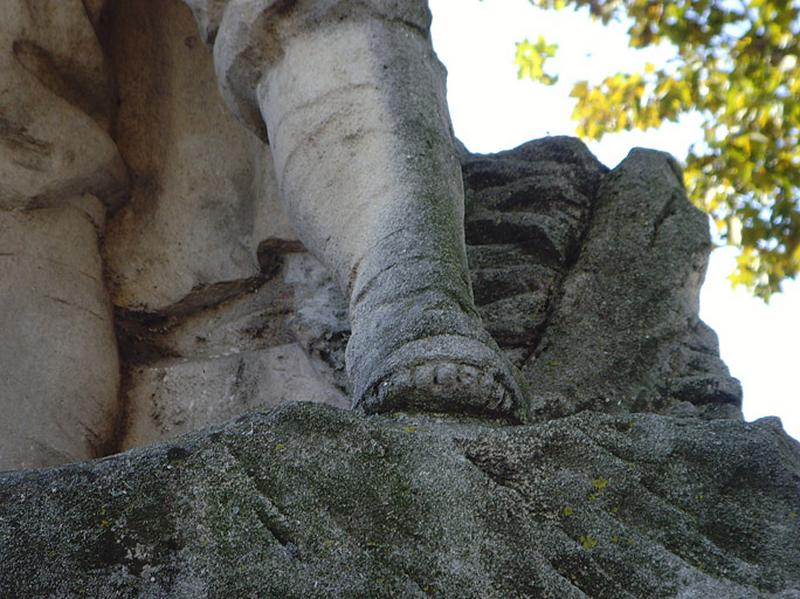 Vue du poilu, détail d'une des chaussures à clous et des bandes molletières.