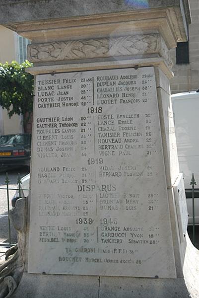 Sur le piédestal, la suite de la liste se poursuit jusqu'en 1919, les disparus puis ont été ajoutés les noms de morts des autres combats.