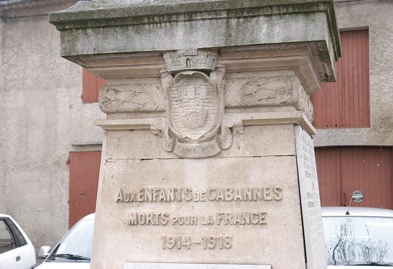 Sur le piédestal, " aux enfants de Cabannes morts pour la France, 1914-1918, les armes de la ville et sa devise : " VOLAT FAMA PER ORBEM " soit " sa renommée vole par le monde ".