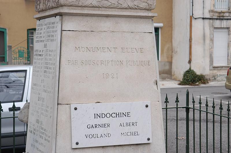 Sur le piédestal, "MONUMENT ELEVE / PAR SOUSCRIPTION PUBLIQUE / 1921" une plaque en marbre a été ajoutée pour les morts d'Indochine.