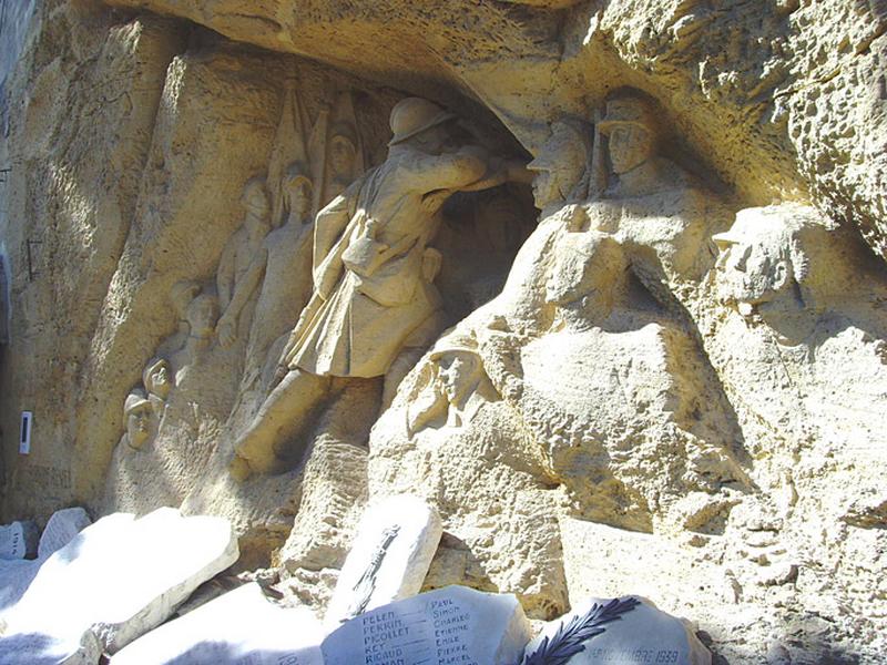 Vue du clairon de profil entrant dans la brèche du rocher. " Il sonne et sonnera toujours le " Sublime Réveil ".