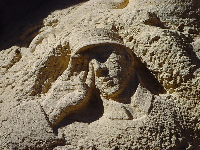 Vue d'un visage de soldat saluant "présent" à l'appel du clairon.