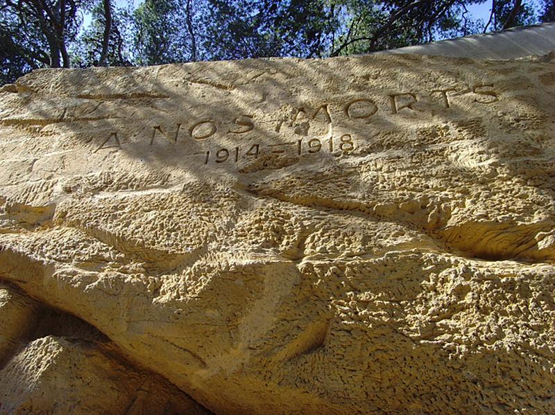 Vue de la dédicace gravée sur la partie supérieure de la falaise : " A NOS MORTS - 1914-1918 ".