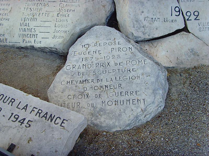 Vue des blocs de pierres dispersées à la base du monument, comme s'ils avaient été brisés au son du clairon et sur lesquels sont inscrits les morts. Au centre le morceau de pierre où est inscrit le nom du sculpteur mort quelques années après la réalisation du monument.