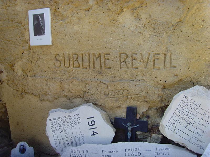 Détail du rocher avec l'inscription du titre du monument " SUBLIME RÉVEIL " et la signature du sculpteur.