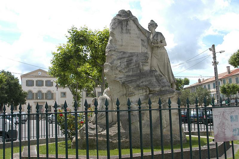 Vue générale, face antérieure, sur la place de la République avec au second plan la façade de l'école.