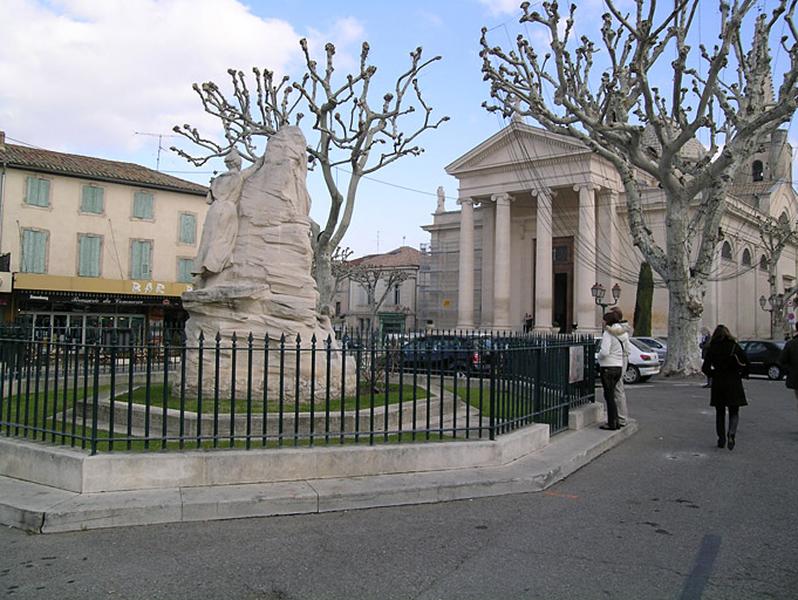 Vue générale, profil, avec en second plan la façade de l'église paroissiale.