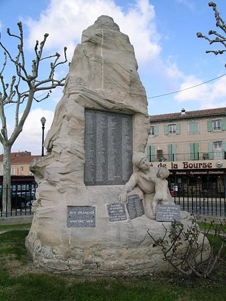 Vue du monument, face postérieure ; la mère et l'enfant devant la liste des morts.