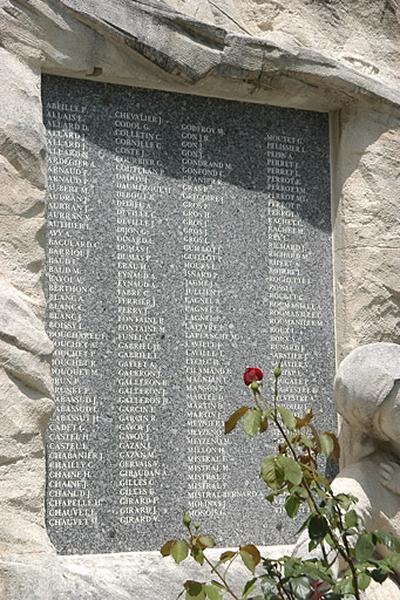 Plaque en marbre gris avec la liste des180 morts par ordre alphabétique sans indication de grade ou d'âge - la plaque à l'origine était en pierre de Tavel. Un fusil sculpté constitue le cadre supérieur de la liste et protège la gravure des intempéries.