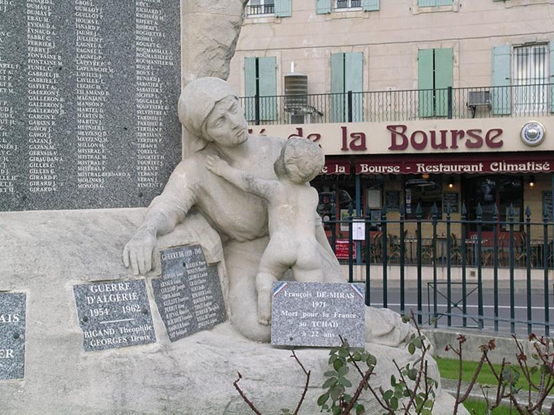 Détail du groupe de la veuve et de l'enfant au pied du rocher. La femme est en costume de travail, son jeune enfant se jette dans ses bras " symbolisant l'ère nouvelle ".