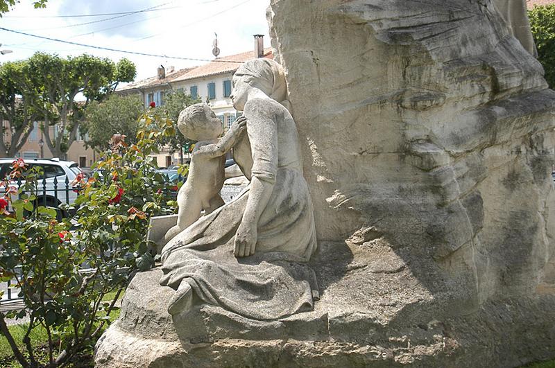 Détail du groupe de la veuve et de l'enfant au pied du rocher. La femme est affaissée au pied du rocher, l'enfant debout se précipite vers elle.