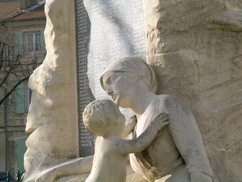 Détail du groupe de la veuve et de l'enfant au pied du rocher ; la veuve en costume de travail, le fichu sur la tête a le regard perdu.