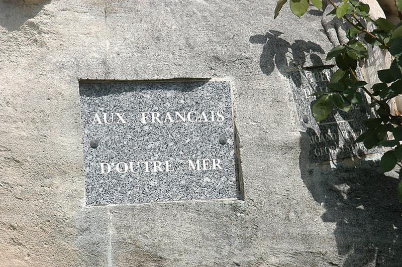 Vue d'une plaque de marbre gris apposée en hommage aux Français d'outre mer.