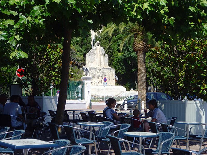 Vue générale depuis la terrasse d'un café, en bordure de l'avenue du maréchal Foch.