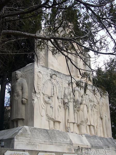 Vue de la partie latérale gauche du monument, un soldat du Génie en manteau et pantalon.