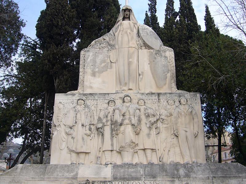 Vue de la partie centrale du monument, les deux niveaux sculptés.