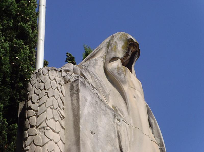 Vue de la France de profil, couverte d'un voile à la manière d'une pleureuse.