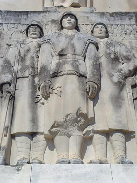 Vue des trois soldats du milieu, deux portent des bandes molletières, celui du milieu est beaucoup plus grand, il porte des guêtres et une veste à fourrure, sans doute un uniforme allégorique, il tient à la main un rameau de laurier.