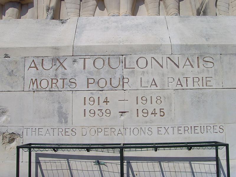 Vue de la dédicace gravée à la base du monument.