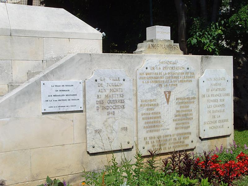 Vue des plaques commémoratives apposées devant les escaliers.